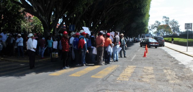 Manifestantes a favor y en contra del actual alcalde de Ayahualulco, Ver. se vieron la mañana del martes en el Palacio Legislativo. 