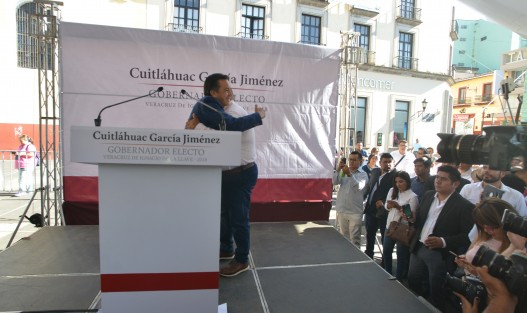 Este lunes, el gobernador electo, Cuitláhuac García Jiménez, presentó en la Plaza Lerdo, a quien fungirá como Secretario de Gobierno en su administración, Éric Cisneros Burgos, quien fuera su asesor y pieza clave en los comicios pasados del partido MORENA. 