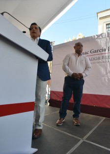 Este lunes, el gobernador electo, Cuitláhuac García Jiménez, presentó en la Plaza Lerdo, a quien fungirá como Secretario de Gobierno en su administración, Éric Cisneros Burgos, quien fuera su asesor y pieza clave en los comicios pasados del partido MORENA. 
