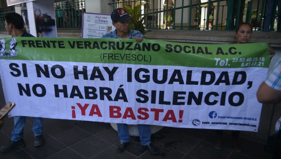Integrantes del Frente Veracruzano Social AC marcharon por varias calles de la ciudad hasta llegar a Palacio  Municipal, donde exigieron la conclusión de obras para la colonia El Sumidero y otras.