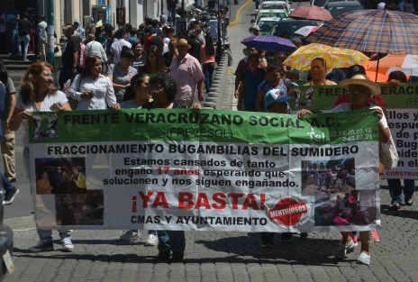 Integrantes del Frente Veracruzano Social AC marcharon por varias calles de la ciudad hasta llegar a Palacio  Municipal, donde exigieron la conclusión de obras para la colonia El Sumidero y otras.