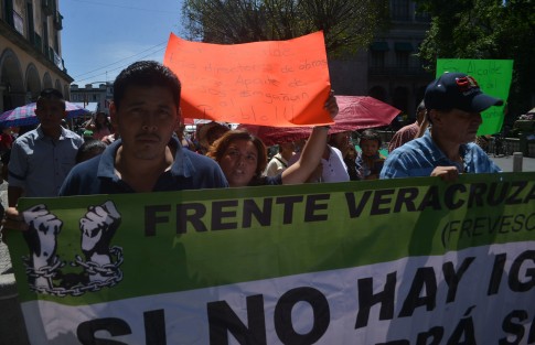 Integrantes del Frente Veracruzano Social AC marcharon por varias Calles de la ciudad hasta llegar a Palacio  Municipal donde exigieron la conclusión de obras para la colonia el sumidero y otras.