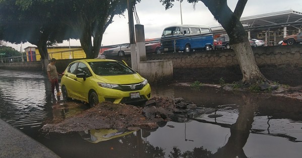 Varias inundaciones dejó la fuerte lluvia que azotó esta tarde la ciudad de Xalapa, dejando anegamientos  y encharcamientos en los puntos de costumbre; aquí la calle que se encuentra a un costado del Plaza Museo.