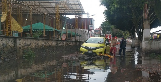 Varias inundaciones dejó la fuerte lluvia que azotó esta tarde la ciudad de Xalapa, dejando anegamientos  y encharcamientos en los puntos de costumbre; aquí la calle que se encuentra a un costado del Plaza Museo.