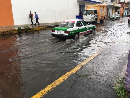 Independencia esquina con 20 de Noviembre, otro de los puntos donde siempre se encharca. 