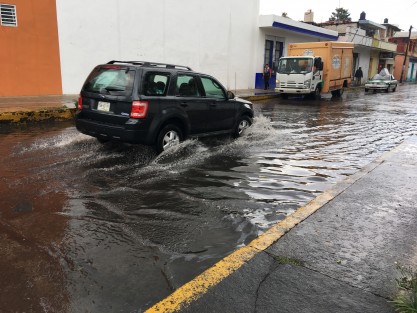Independencia esquina con 20 de Noviembre, otro de los puntos donde siempre se encharca. 