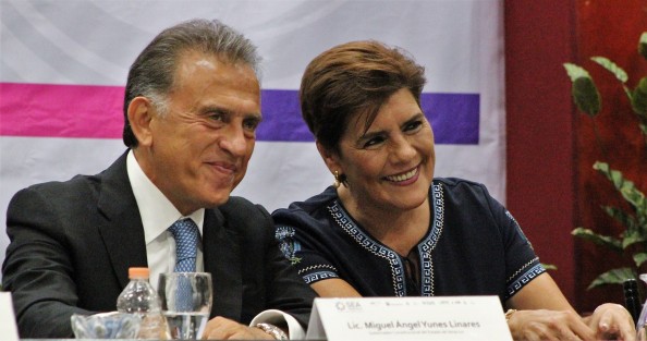 Funcionarios felices con la instalación en el Congreso el Comité Coordinador del Sistema Estatal Anticorrupción.  