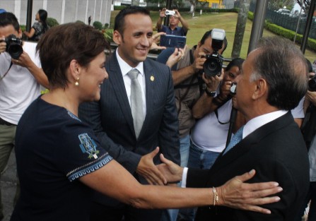 Funcionarios felices con la instalación en el Congreso el Comité Coordinador del Sistema Estatal Anticorrupción.  