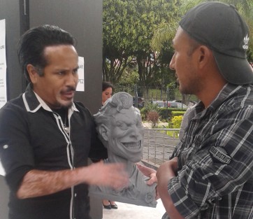Conflictos de derecho de autor en la Expo Cómic instalada en el Palacio Legislativo, cuando el autor de un busto de El Guasón, Gerardo Herrera, encaró al expositor, quien se adjudicaba como propia la obra.  ¿Y tendrán licencia de DC Comics? 
