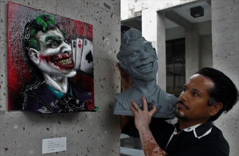 Conflictos de derecho de autor en la Expo Cómic instalada en el Palacio Legislativo, cuando el autor de un busto de El Guasón, Gerardo Herrera, encaró al expositor, quien se adjudicaba como propia la obra. ¿Y tendrán licencia de DC Comics? 