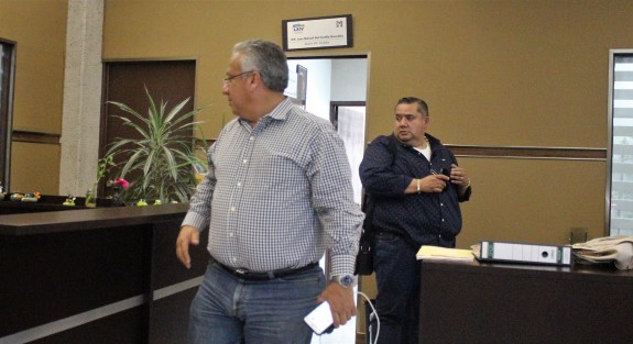 El exalcalde de San Andrés Tuxtla, Ver., Manuel Rosendo Pelayo, se vio por las oficinas de algunos diputados en el Palacio Legislativo, entre ellas la del diputado Juan Manuel Castillo.   