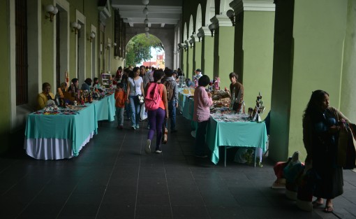 En los bajos de Palacio de Gobierno de Veracruz, productores veracruzanos expenden sus productos a los turistas y locales que por ahí circulan. 
