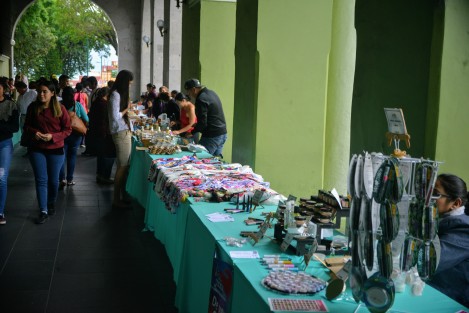 En los bajos de Palacio de Gobierno de Veracruz, productores veracruzanos expenden sus productos a los turistas y locales que por ahí circulan. 