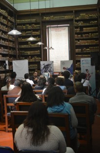 En la biblioteca histórica del Colegio Preparatorio se realizó la mesa redonda: Galería de Arte en el interior de un libro, con participación de artistas como Claudia Navarro, Honorio Robledo y Víctor Vega Cataño.