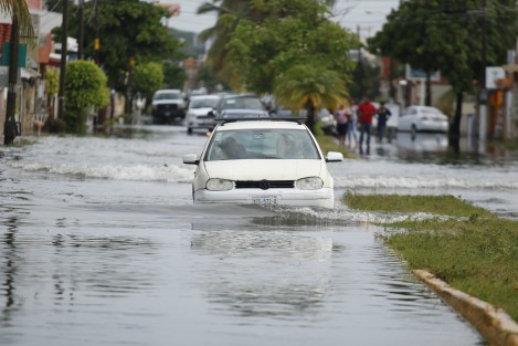Calles del fraccionamiento Floresta de la ciudad de Veracruz, se vieron afectadas por anegaciones luego de la fuerte lluvia de anoche.  