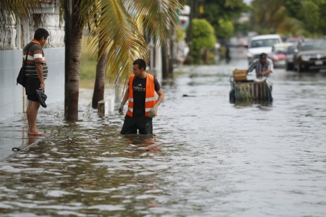 Calles del fraccionamiento Floresta de la ciudad de Veracruz, se vieron afectadas por anegaciones luego de la fuerte lluvia de anoche.  