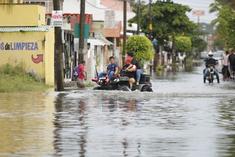 Calles del fraccionamiento Floresta de la ciudad de Veracruz, se vieron afectadas por anegaciones luego de la fuerte lluvia de anoche.  