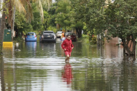 Calles del fraccionamiento Floresta de la ciudad de Veracruz, se vieron afectadas por anegaciones luego de la fuerte lluvia de anoche.  