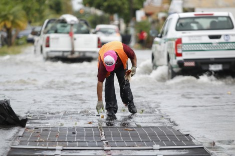 Calles del fraccionamiento Floresta de la ciudad de Veracruz, se vieron afectadas por anegaciones luego de la fuerte lluvia de anoche.  