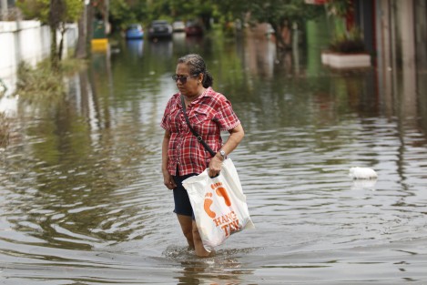 Calles del fraccionamiento Floresta de la ciudad de Veracruz, se vieron afectadas por anegaciones luego de la fuerte lluvia de anoche.  