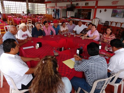 En reunión sostenida entre representantes delos municipios de Paso del Macho, Amatlán y Atoyac, conformados en el comité Pro Ruta Colonial, con un representante de SCT, se informó que este lunes dará inicio la  obra carretera Potrero Viejo-Atoyac.