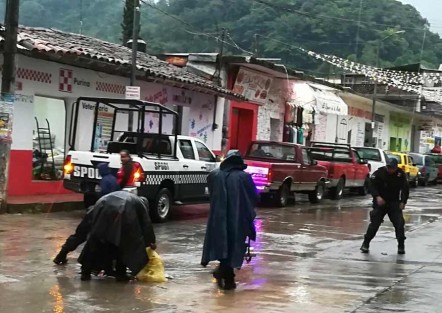   Durante esta temporada de fuertes lluvias en la que se presentan derrumbes, inundaciones y deslaves en varias comunidades que se ubican en lugares accidentados de la zona serrana de Zongolica, se activó el Plan Centella con el que se pretende auxiliar y prevenir a la población civil de cualquier riesgo. 
