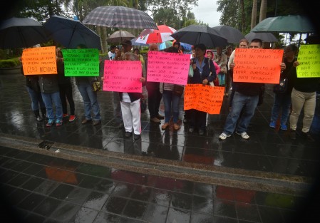 Habitantes de la colonia 21 de Marzo se manifestaron frente a Palacio municipal de Xalapa, en demanda de varias obras; fueron recibidos por el alcalde Hipólito Rodríguez, posterior a su rueda de prensa.