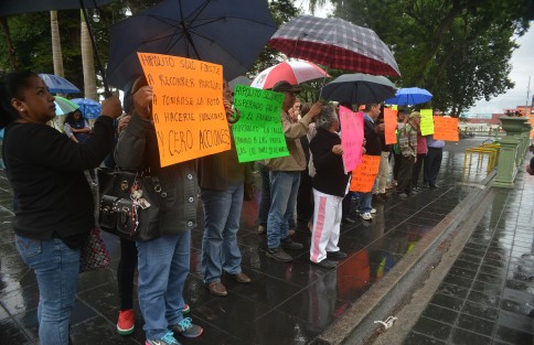 Habitantes de la colonia 21 de Marzo se manifestaron frente a Palacio municipal de Xalapa, en demanda de varias obras; fueron recibidos por el alcalde Hipólito Rodríguez, posterior a su rueda de prensa.