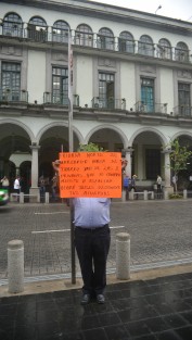 Habitantes de la colonia 21 de Marzo se manifestaron frente a Palacio municipal de Xalapa, en demanda de varias obras; fueron recibidos por el alcalde Hipólito Rodríguez, posterior a su rueda de prensa.  