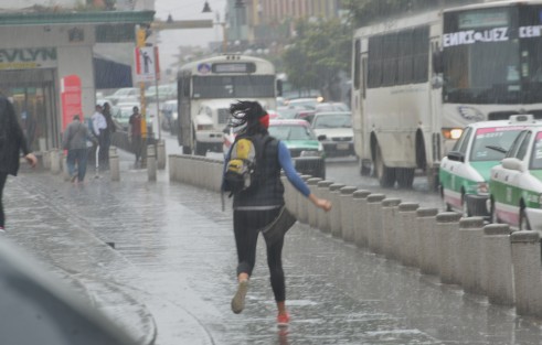 En las próximas 48 a 72 horas continuarán registrándose lluvias y tormentas (actividad eléctrica, ráfagas de viento y probabilidad de caída de granizo) como consecuencia de la presencia de una vaguada semiestacionaria sobre el oeste del Golfo de México.  