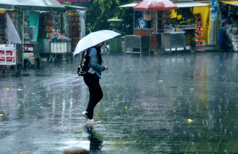 En las próximas 48 a 72 horas continuarán registrándose lluvias y tormentas (actividad eléctrica, ráfagas de viento y probabilidad de caída de granizo) como consecuencia de la presencia  de una vaguada semiestacionaria sobre el oeste del Golfo de México.  
