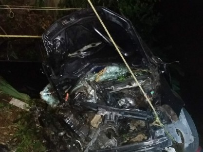 Dos hombres perdieron la vida y una mujer resultó gravemente lesionada  al caer al río  el automóvil en el que viajaban,  la noche de este domingo, a bordo del automóvil Volkswagen tipo Bora a exceso de velocidad sobre la carretera Jamapa - La Matamba.