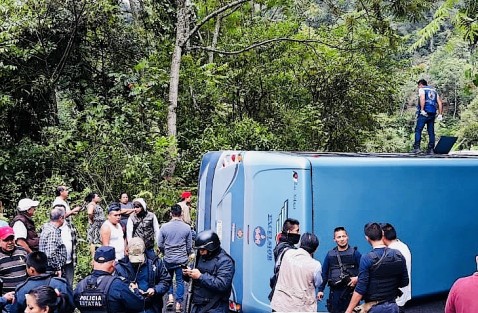 Saldo de 16 heridos deja esta tarde la volcadura de un autobús de pasajeros de la línea Excelsior, en el Km 11 de la carretera  de Teocelo rumbo a Cosautlán. Afortunadamente sin víctimas fatales.