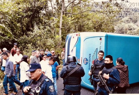 Cortesía Cortesía - Saldo de 16 heridos deja esta tarde la volcadura de un autobús de pasajeros de la línea Excelsior, en el Km 11 de la carretera de Teocelo rumbo a Cosautlán. Afortunadamente sin víctimas fatales. 