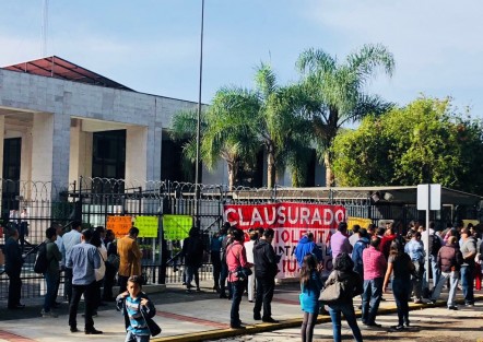 Esta mañana la fracción parlamentaria de MORENA en el Congreso del Estado de Veracruz tomó las instalaciones del Palacio Legislativo, para evitar que en la sesión de este martes diputados del PAN y PRD nombren a 12 magistrados de manera arbitraria, expresaron.