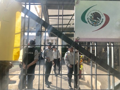 Esta mañana la fracción parlamentaria de MORENA en el Congreso del Estado de Veracruz tomó las instalaciones del Palacio Legislativo, para evitar que en la sesión de este martes diputados del PAN y PRD nombren a 12 magistrados de manera arbitraria, expresaron. Más tarde el gobernador anunció que desistió de enviar la propuesta y el edificio fue liberado. 