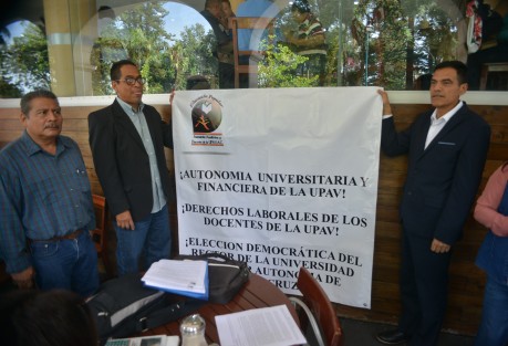 Integrantes de la Asociación Académica y Docente de la Universidad Popular Autónoma de Veracruz (AADUPAV), exigieron a las autoridades estatales que se otorgue autonomía financiera a la institución y de esta manera se pueda mejorar las condiciones de operación de la UPAV.  