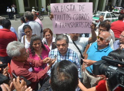 Taxistas de varias organizaciones marcharon desde el Teatro del Estado hasta Palacio de Gobierno, donde pidieron entrevistarse con el secretario de Gobierno.
