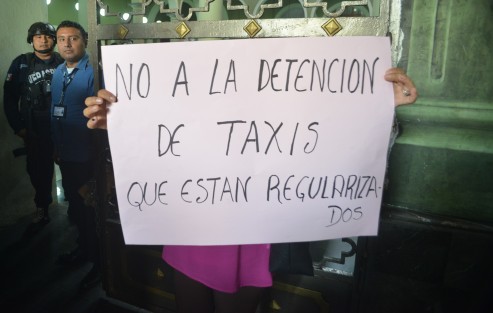 Taxistas de varias organizaciones marcharon desde el Teatro del Estado hasta Palacio de Gobierno, donde pidieron entrevistarse con el secretario de Gobierno. 