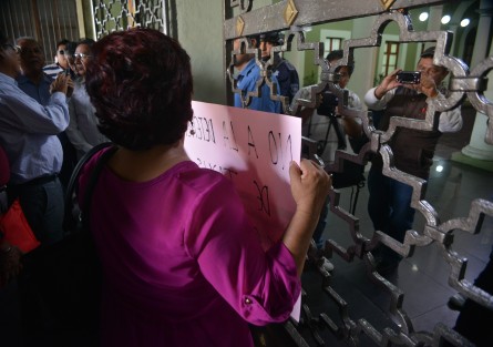 Taxistas de varias organizaciones marcharon desde el Teatro del Estado hasta Palacio de Gobierno, donde pidieron entrevistarse con el secretario de Gobierno. 