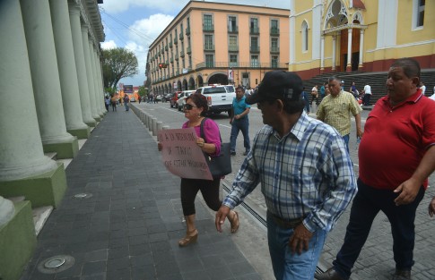 Taxistas de varias organizaciones marcharon desde el Teatro del Estado hasta Palacio de Gobierno, donde pidieron entrevistarse con el secretario de Gobierno. 