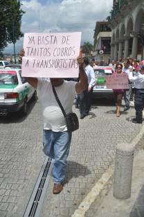 Taxistas de varias organizaciones marcharon desde el Teatro del Estado hasta Palacio de Gobierno, donde pidieron entrevistarse con el secretario de Gobierno. 