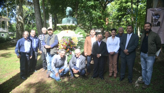 Integrantes de la Sociedad Veracruzana de Caricaturistas, encabezados por su presidente, Alberto Morales, colocaron una ofrenda floral en el busto de Ernesto <em>Chango</em> García Cabral, como homenaje a 50 años de su partida.