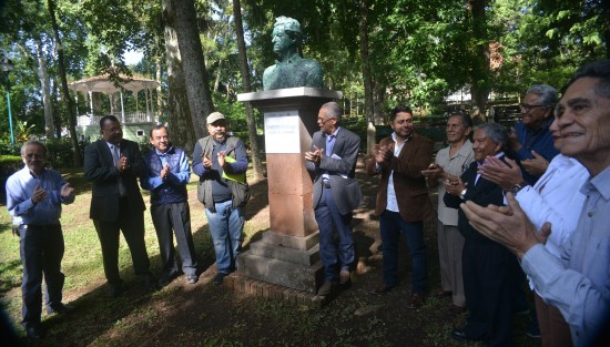Integrantes de la Sociedad Veracruzana de Caricaturistas, encabezados por su presidente, Alberto Morales, colocaron una ofrenda floral en el busto de Ernesto <em>Chango</em> García Cabral, como homenaje a 50 años de su partida.