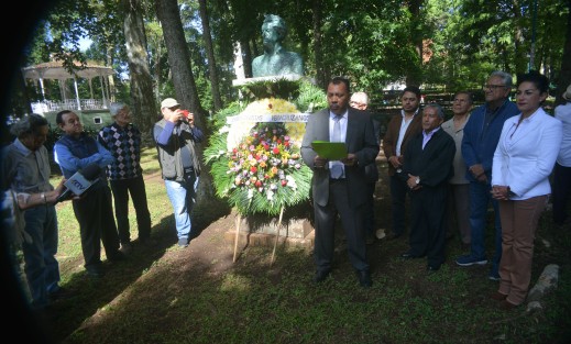 Integrantes de la Sociedad Veracruzana de Caricaturistas, encabezados por su presidente, Alberto Morales, colocaron una ofrenda floral en el busto de Ernesto <em>Chango</em> García Cabral, como homenaje a 50 años de su partida.
