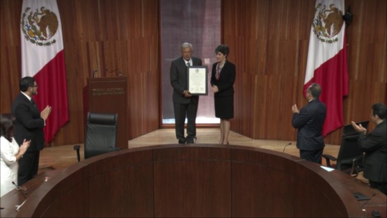 El Tribunal Electoral del Poder Judicial de la Federación hizo entrega este miércoles de la constancia de Presidente Electo de México, a Andrés Manuel López Obrador.  