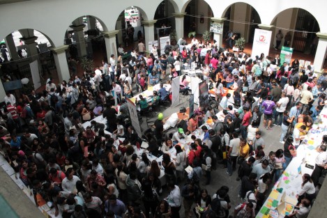 En el patio  central del Palacio Municipal de Xalapa se llevó a cabo una Feria del Empleo, en donde 52 empresas ofertaron mil 900 vacantes.