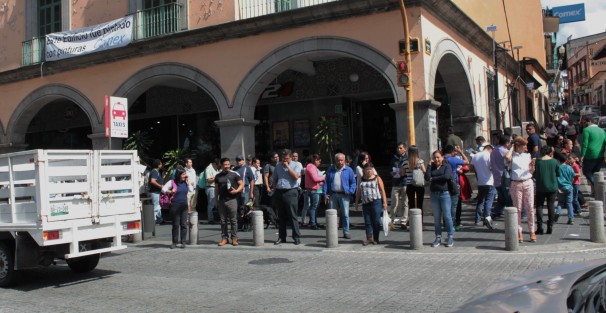 La afluencia de buscadores de empleo fue tan alta que la fila para ingresar al de por sí abarrotado patio del Palacio Municipal llegaba hasta la esquina con Revolución, y daba vuelta de regreso. 