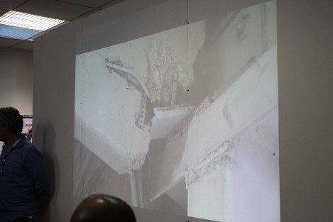 Durante la conferencia de prensa, autoridades del Ayuntamiento de Xalapa presentaron imágenes de los daños en el estacionamiento de Plaza Ánimas, tales como separación de vigas y losas fracturadas.