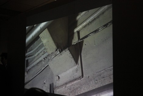 Durante la conferencia de prensa, autoridades del Ayuntamiento de Xalapa presentaron imágenes de los daños en el estacionamiento de Plaza Ánimas, tales como separación de vigas y losas fracturadas.
